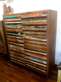 Schrank aus recycelten Schiffsteakholz