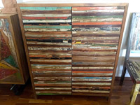 Schrank aus recycelten Schiffsteakholz