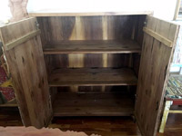 Schrank aus recycelten Schiffsteakholz